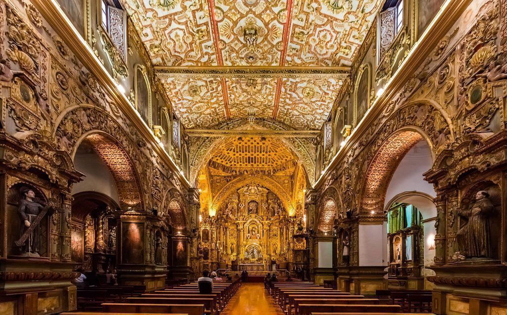 interior de la iglesia de san francisco en quito