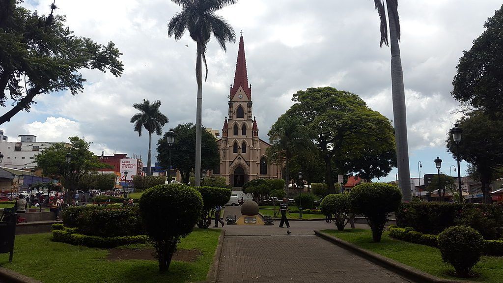 Iglesia de Nuestra Señora de la Merced en San José, Costa Rica, templo neogótico con vitrales que representan la aparición a San Pedro Nolasco