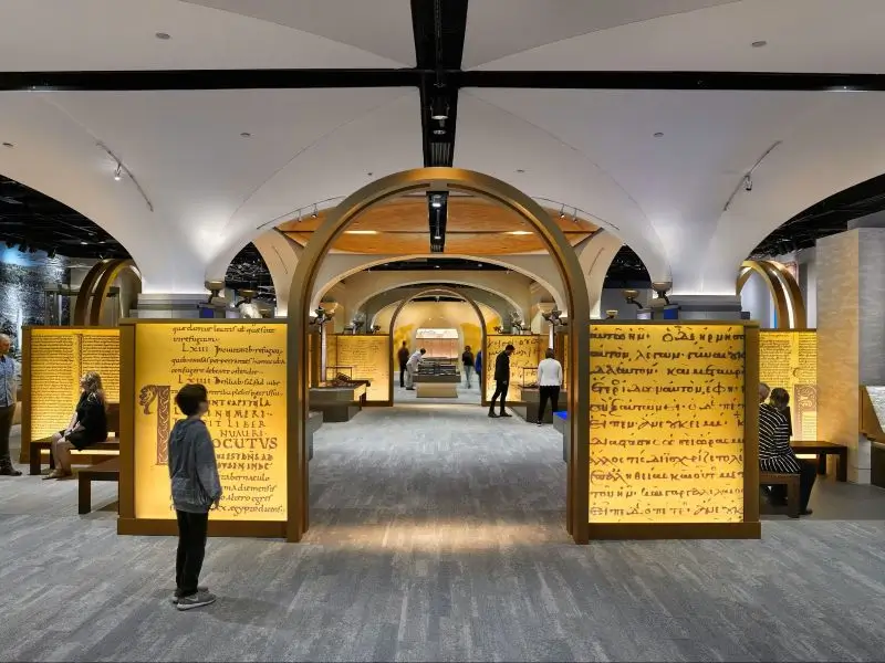La imagen muestra el interior del Museo de la Biblia en Washington D. C. 