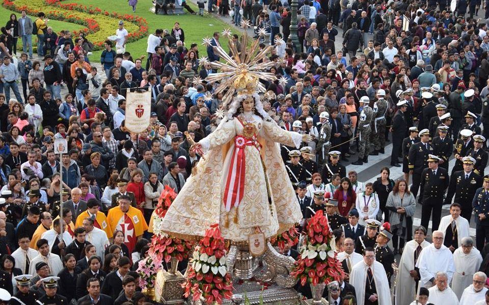 Multitudinaria procesión por las calles de Lima, Perú, Gran Mariscala de la República y patrona de los campos desde 1730