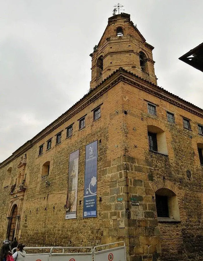 El edificio de la imagen es el Museo Santa Clara, ubicado en el Centro Histórico de Bogotá. La imagen muestra su distintiva fachada de ladrillo y una torre de campanario