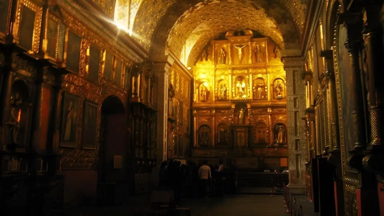 La imagen muestra el interior de la Iglesia de Santa Clara, ubicada en el barrio La Candelaria de Bogotá, Colombia.