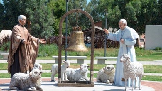parque-tematico-cura-brochero las imagenes del santo junto a el papa francisco rodeados de ovejas que representan el rebaño