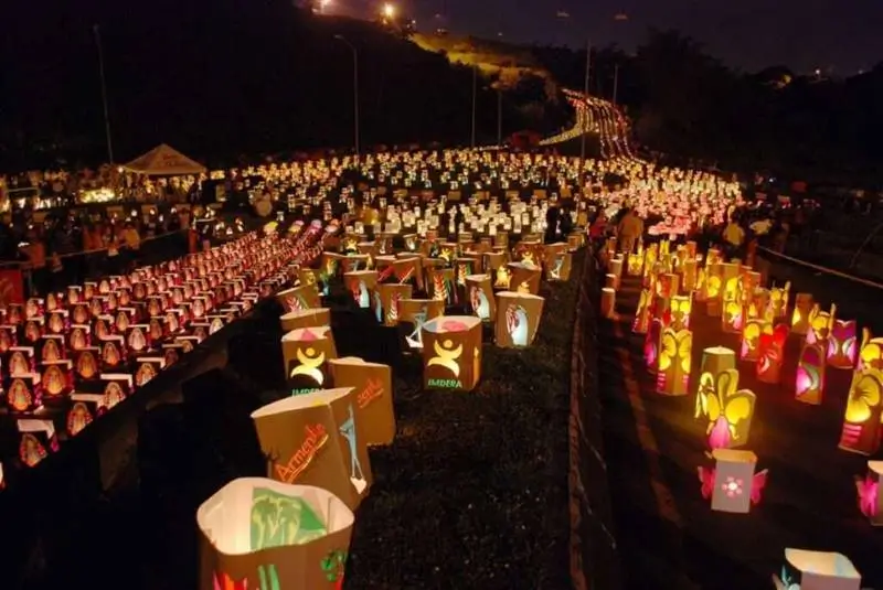 La imagen captura el Día de las Velitas (Día de las Velitas) en Colombia. Esta tradición marca el inicio de la temporada navideña. 