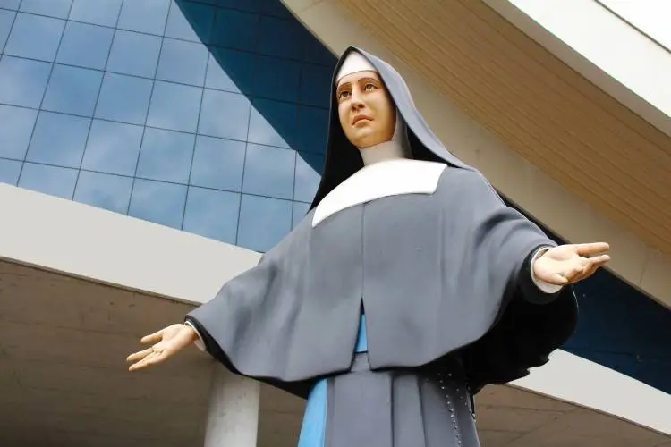 La imagen muestra una estatua de Santa Paulina del Corazón Agonizante de Jesús, la primera santa de Brasi