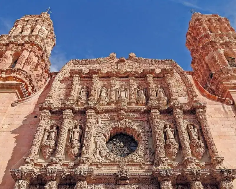 La imagen muestra la fachada de la Catedral Basílica de Zacatecas, un símbolo principal de la ciudad de Zacatecas, México.