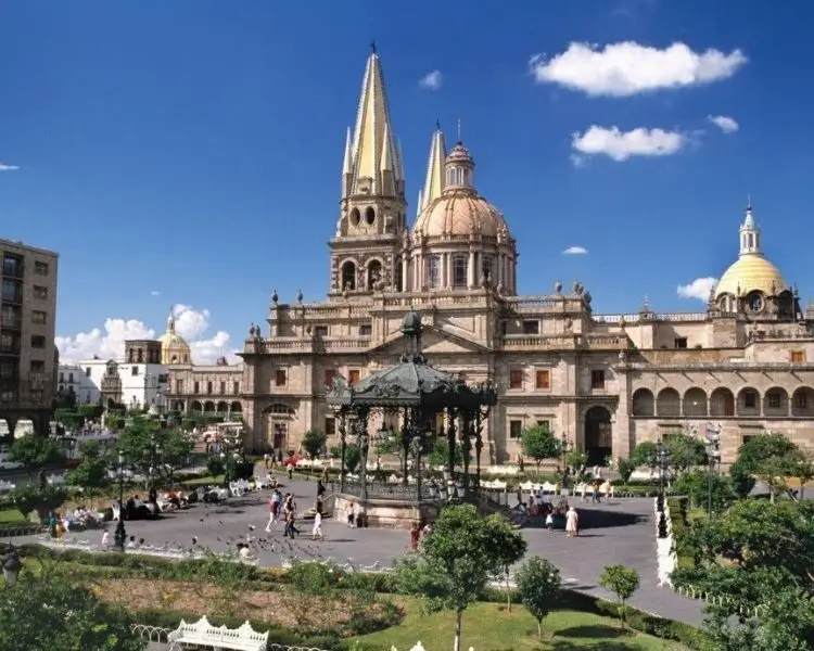 La imagen muestra la Catedral Metropolitana de Guadalajara, un monumento histórico y arquitectónico emblemático de México.