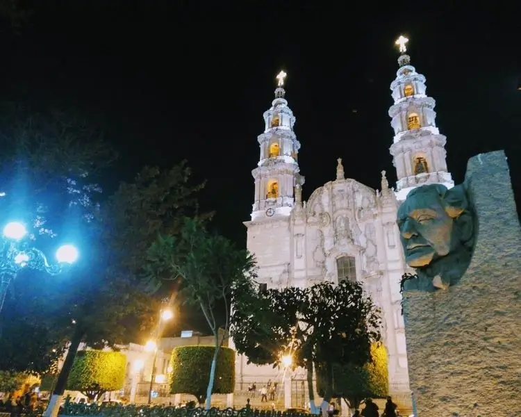 La imagen muestra la Parroquia Basílica Nuestra Señora de la Asunción en Lagos de Moreno, Jalisco, México que forma parte de la Ruta Cristera