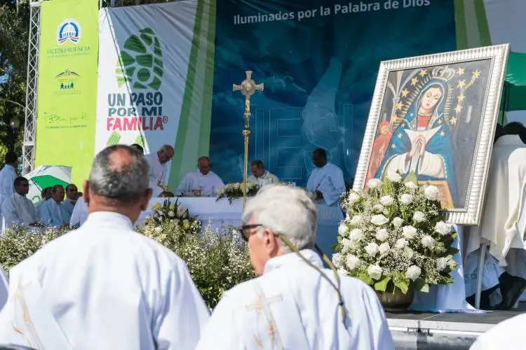 La imagen muestra una misa o evento religioso que conmemora a la Virgen de la Altagracia.  