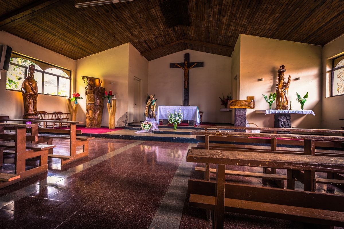 Nave única de la Parroquia de la Santa Cruz en la Isla de Pascua rapa nui