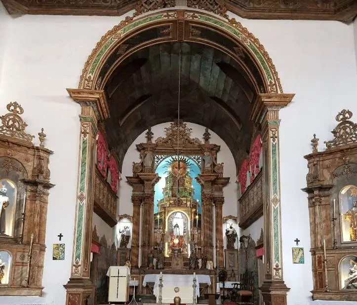La imagen muestra el interior de la Iglesia de Nossa Senhora do Rosário dos Pretos (Nuestra Señora del Rosario de los Prietos), una iglesia católica del siglo XVIII ubicada en Salvador, Brasil. 