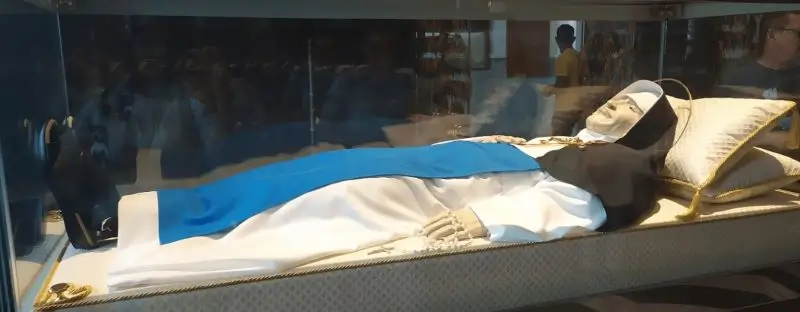 La imagen muestra los restos de Santa Dulce de los Pobres, también conocida como Irmã Dulce (Hermana Dulce), en su santuario. 