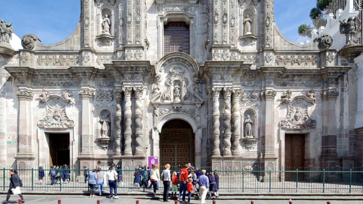 FACHADA DE LA IGLESIA DE LOS JESUITAS EN QUITO