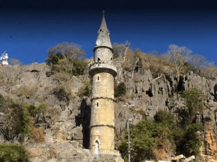 La imagen muestra la Torre de la Lapa, parte del Santuario del Bom Jesus da Lapa en Bahía, Brasil. 
