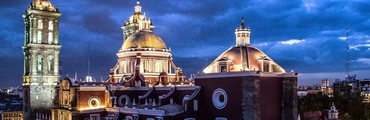 La imagen muestra la Catedral de Puebla, conocida por sus imponentes torres de 73 metros que alguna vez fueron las más altas de México.Este edificio emblemático del centro histórico de Puebla está dedicado a Nuestra Señora de la Inmaculada Concepción.