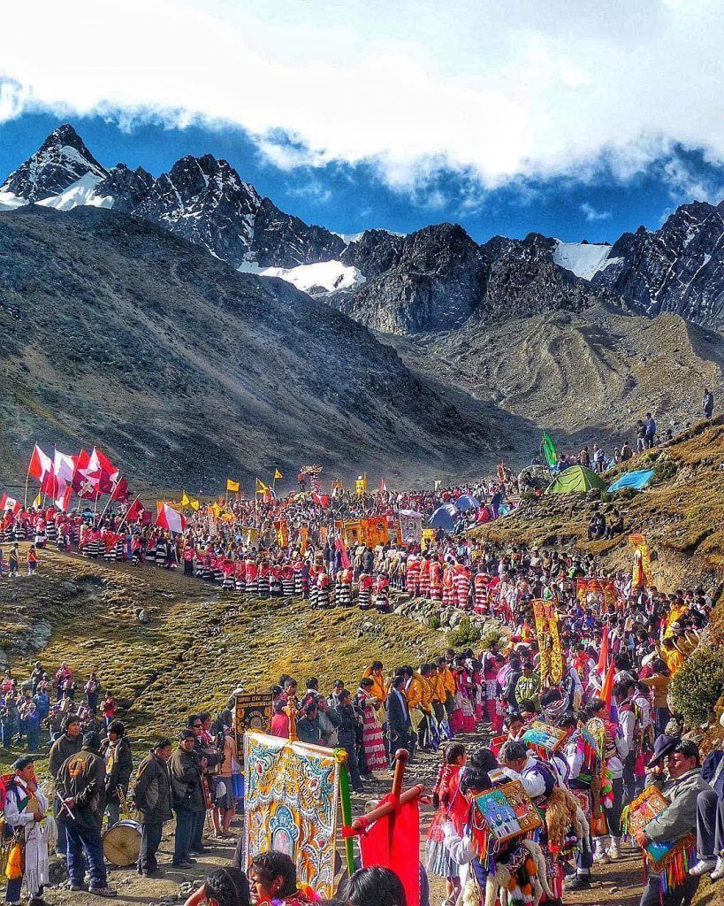 Peregrinos en el Santuario del Señor Qoyllur Rit'i en Peru