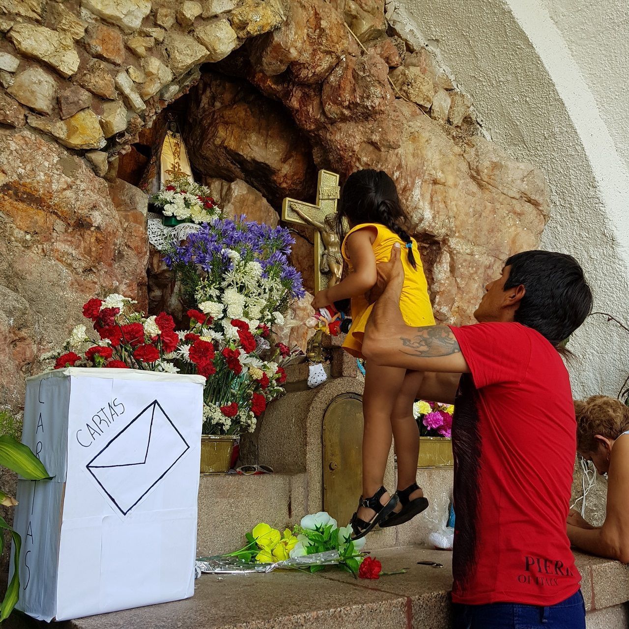 Santuario de la Gruta de Choya, una abertura natural en las lomadas del Cerro Ambato