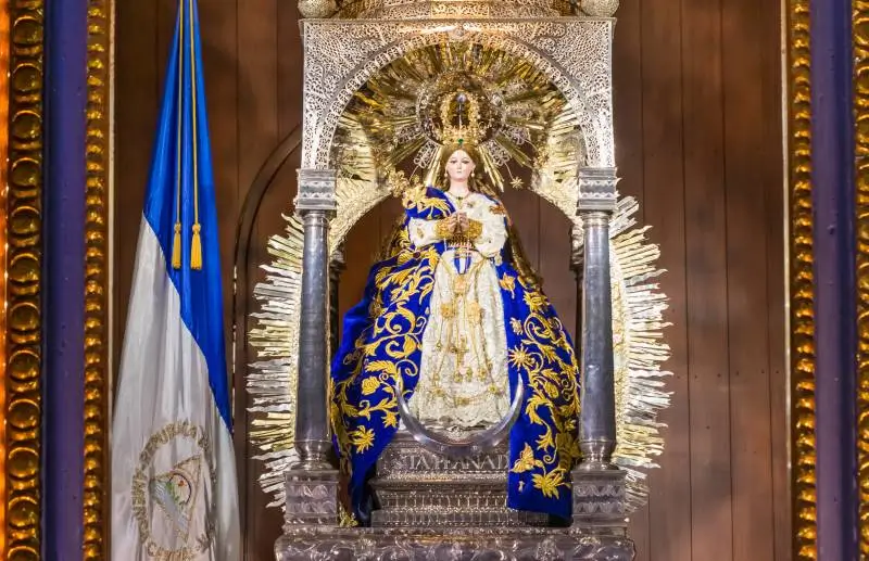 La imagen muestra la venerada estatua de la Inmaculada Concepción de El Viejo, también conocida como la Virgen del Trono. Es la santa patrona nacional de Nicaragua y es venerada en la Basílica Menor de la Inmaculada Concepción de El Viejo, Chinandega. 