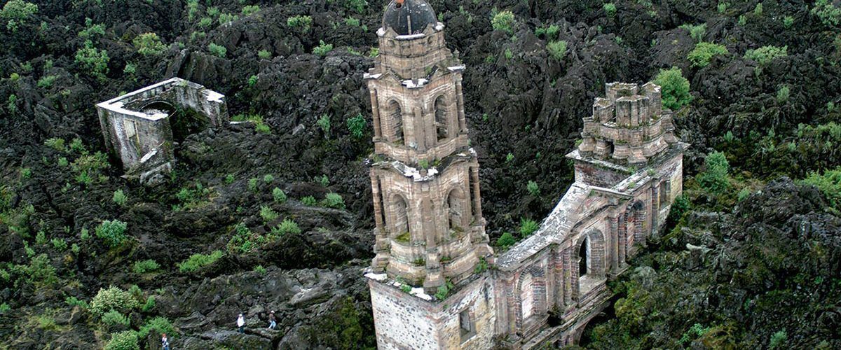 El templo semicubierto de lava sólida y vegetación - Michoacán