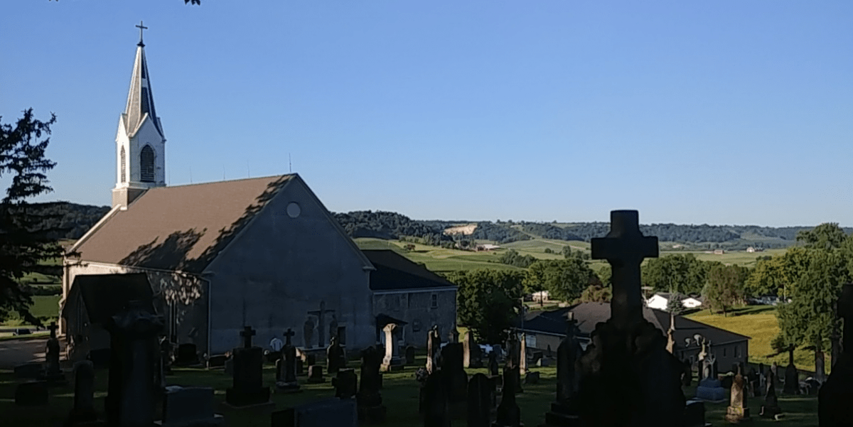Vista del templo desde el cementerio