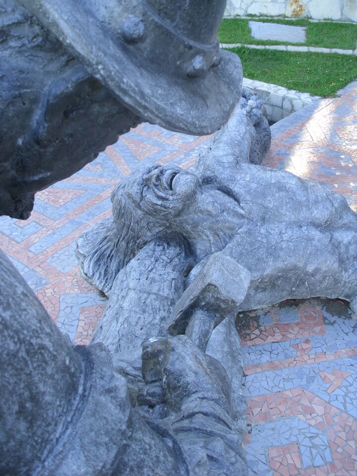 Cristo, cuyo rostro es de un mapuche, es crucificado por los colonizadores españoles. (Selene Peschel)