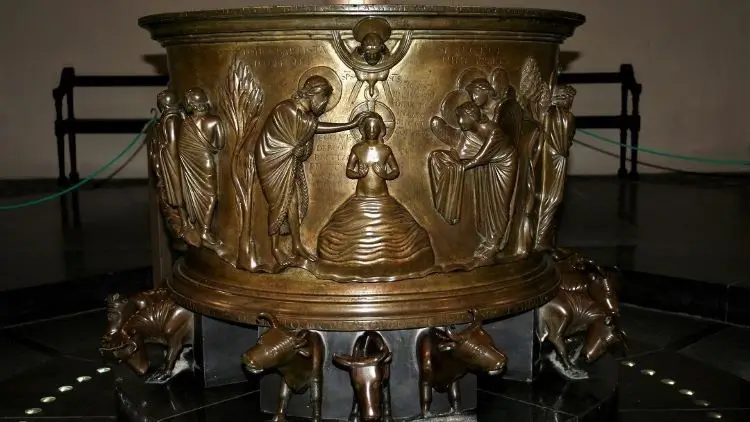 La imagen muestra la histórica Pila Bautismal de Saint-Barthélemy (San Bartolomé) en Lieja, Bélgica. 