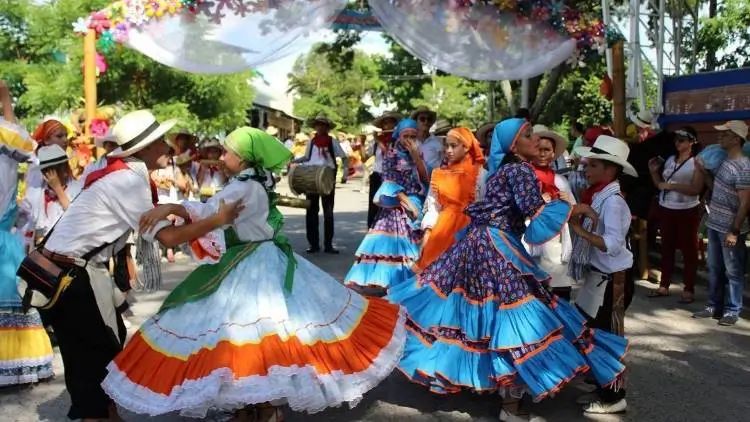 La imagen del Corpus Christi en Colombia representa una tradición católica arraigada en lo campesino y popular, mostrando a menudo procesiones solemnes con el Santísimo Sacramento bajo un palio, y danzas rituales como la de los diablos que representan la lucha del bien contra el mal, culminando con la rendición ante la Eucaristía, todo ello ambientado con bandas musicales y un profundo sentido de comunidad y fe, como se ve en lugares como Cundinamarca y Antioquia.