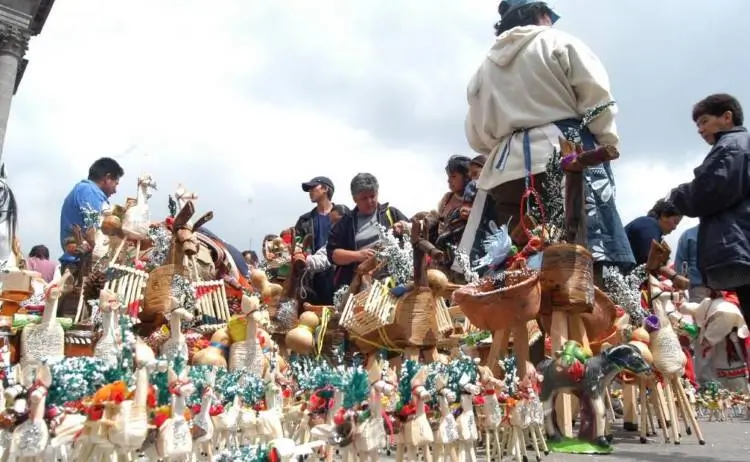 La imagen muestra una celebración de la festividad católica en mexico con las mulas, que honra la presencia de Jesucristo en la Eucaristía.