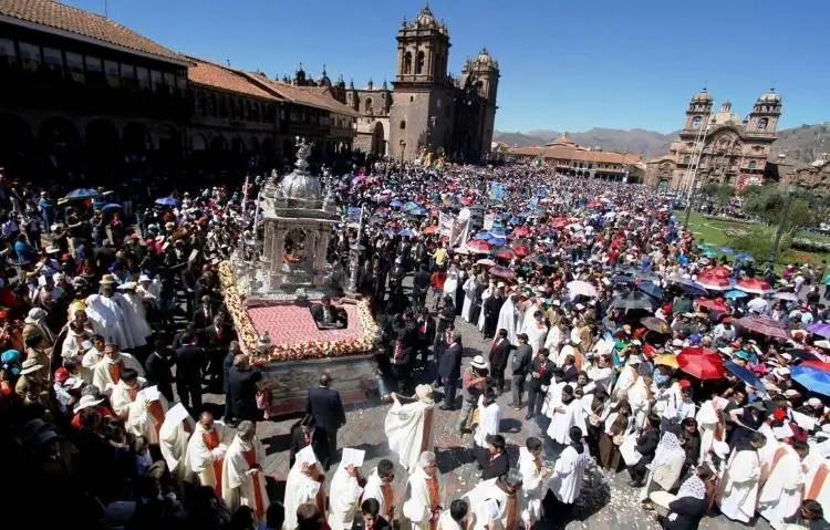 La imagen captura un momento de la celebración en Cusco, Perú. Esta festividad es una de las celebraciones religiosas más importantes y esperadas de la ciudad.