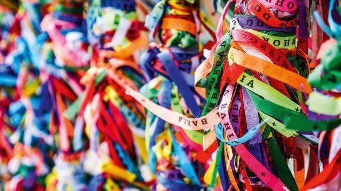Vista de las clasicas cintas de colores en el llamado lavagem do Bonfim Fiestas religiosas de Brasil que debes conocer 