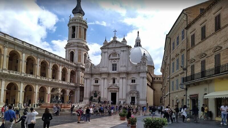 Piazza della Madonna y detras la entrada al Santuario de Nuestra Señora de Loreto