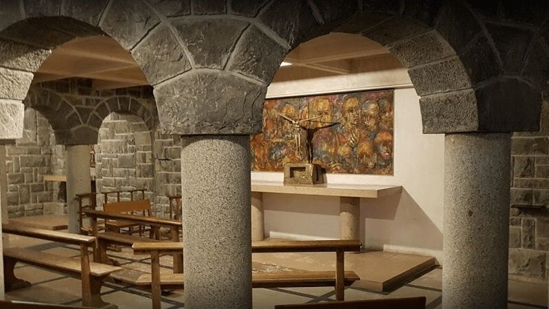 la iglesia Notre-Dame-de-All-Grâce. Este atrevido proyecto arquitectónico, iniciado en 1938, rompe por completo con el estilo sulpiciano en saboya