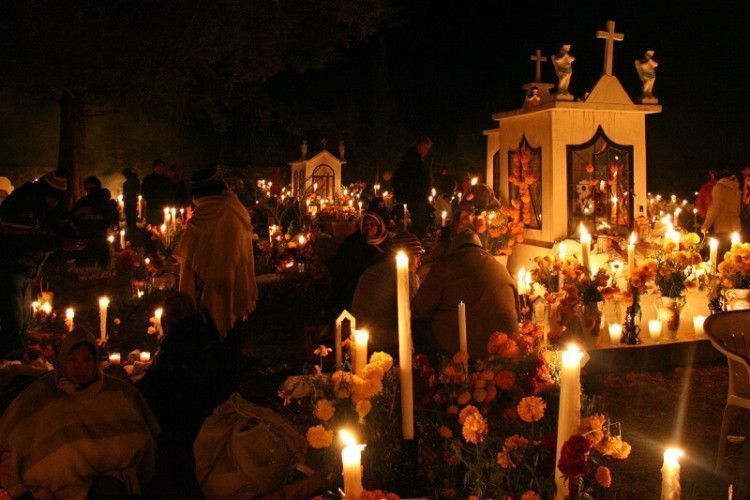 Cementerio en la vigilia del Día de los Muertos en Honduras
