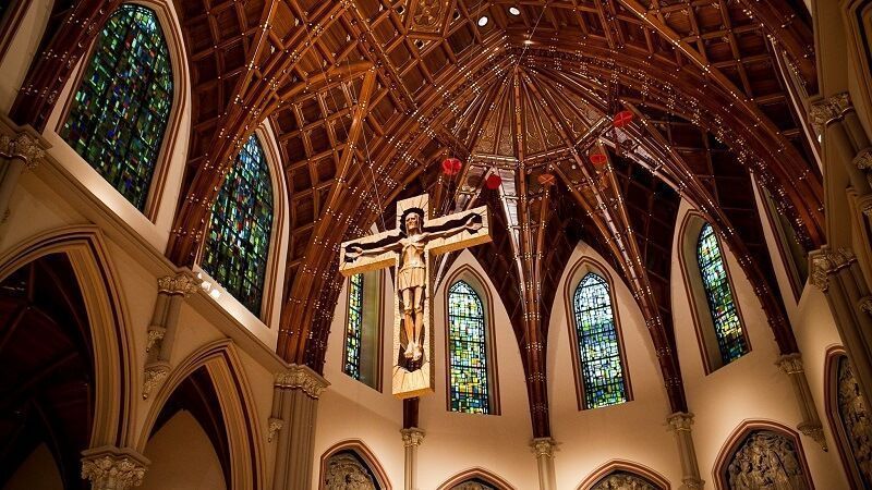 Crucifijo de la Resurrección en la Catedral del Santo Nombre en Chicago