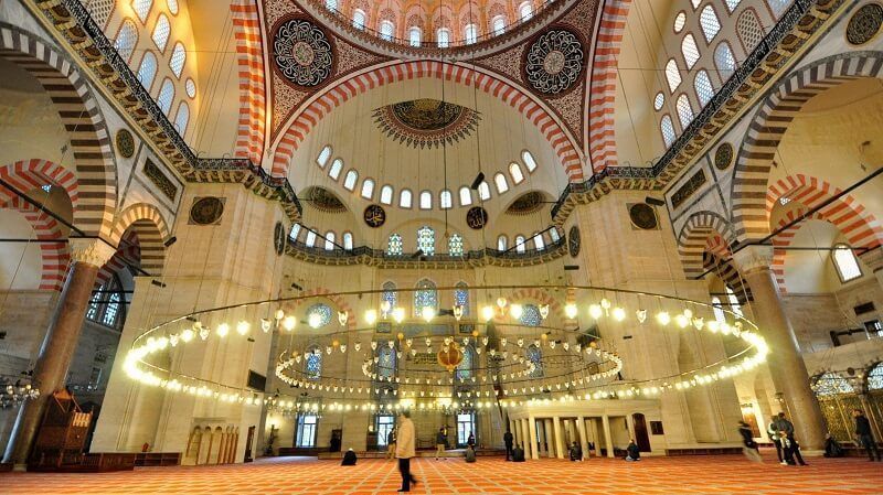 Las hermosas mezquitas de Estambul con minaretes crecientes, a menudo siluetas, contra el vasto horizonte del Bósforo. Elegimos algunas para que agendes en tu próximo viaje de turismo religioso
