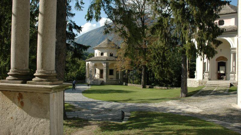 La imagen muestra el Sacro Monte Calvario de Domodossola, un santuario italiano y uno de los nueve Sacri Monti del Piamonte y Lombardía declarados Patrimonio de la Humanidad por la UNESCO desde 2003.