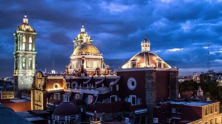 la Catedral de Nuestra Señora de la Inmaculada Concepción en el centro histórico de Puebla, México.