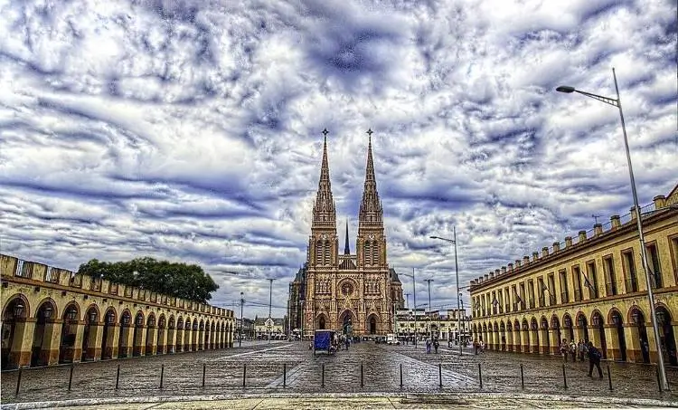 Esta imagen muestra la Basílica de Nuestra Señora de Luján, situada en la ciudad de Luján, provincia de Buenos Aires, Argentina. Es considerada el mayor centro de fe católica del país y un monumento arquitectónico emblemático