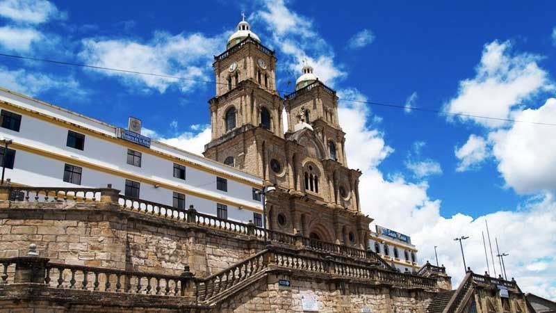 La imagen muestra el Santuario de la Virgen de la Nube, una iglesia católica ubicada en Azogues, Ecuador. Santuarios marianos en ecuador
