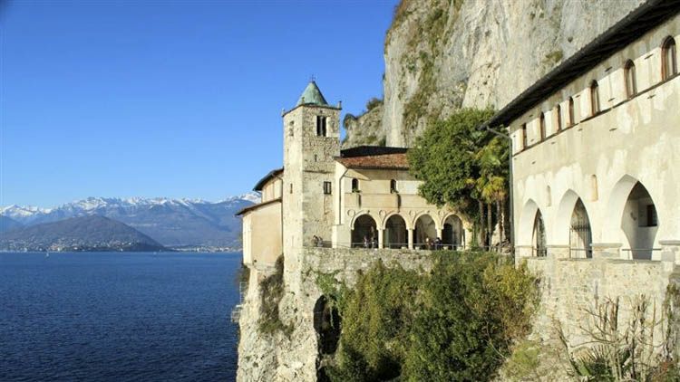 Las iglesias más bellas de Italia un balcón frente al lago Maggiore