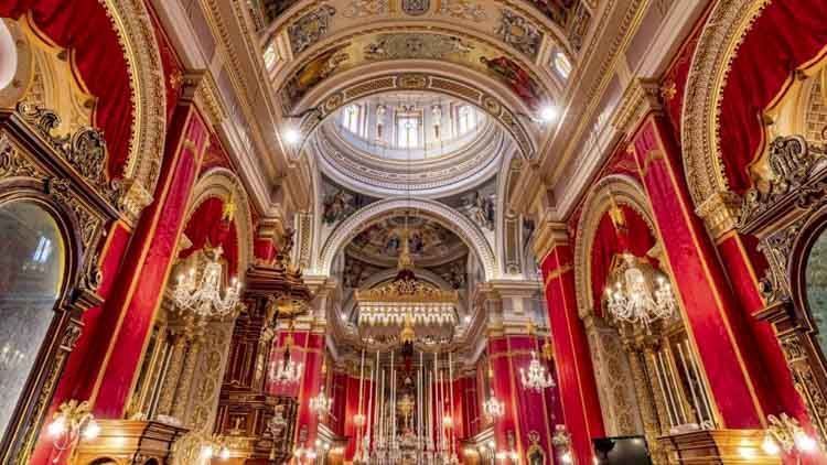 Interior del templo de Bazan en malta