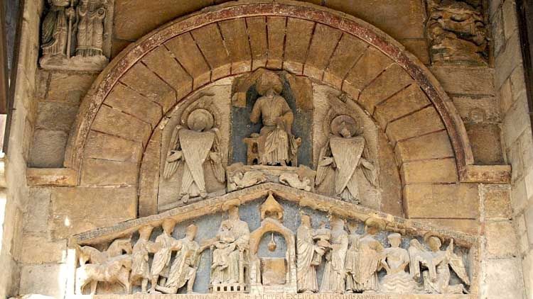 , se puede observar en su pórtico sur en la escena principal un Cristo en majestad rodeado de dos ángeles. Las escenas siguientes relatan tres momentos de la Infancia de Jesús que son la Adoración de los Tres Reyes Magos, la Presentación de Jesús en el Templo por la Santísima Virgen y el Bautismo de Cristo. arte románico