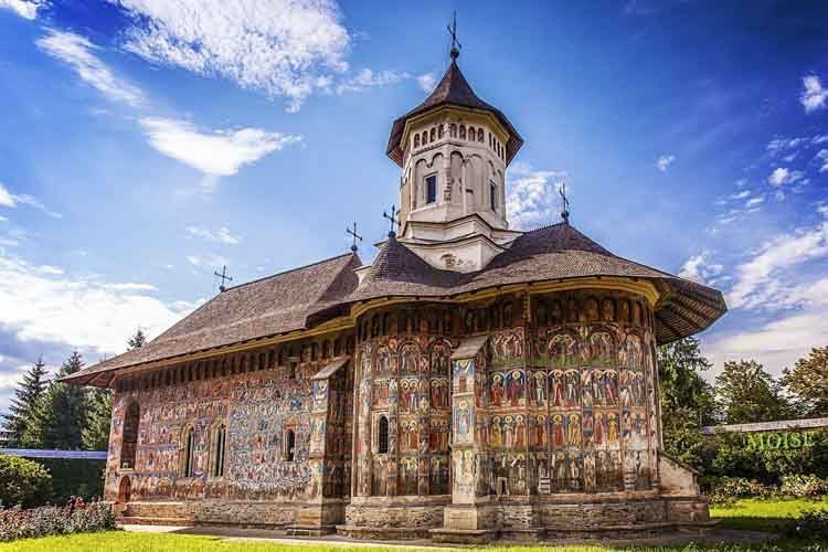 Construido en 1537, el Monasterio de Moldovita se distingue por su planta de construcción trebolada