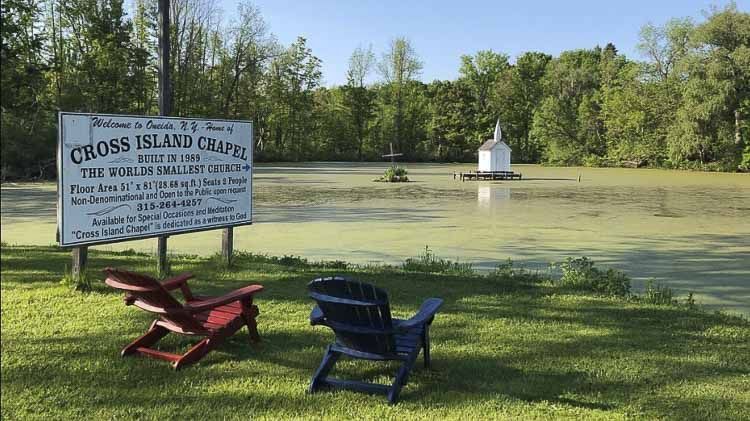 La Capilla de Cross Island y su cartel - Las iglesias más pequeñas de los Estados Unidos