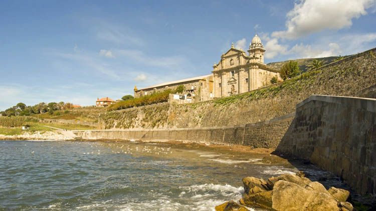 Vista desde el Mar del Monasterio de Oia - Monasterios en Galicia
