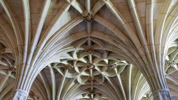 Esta imagen muestra las complejas bóvedas estrelladas de la sala capitular en el Monasterio de Santa María la Real de Oseira.