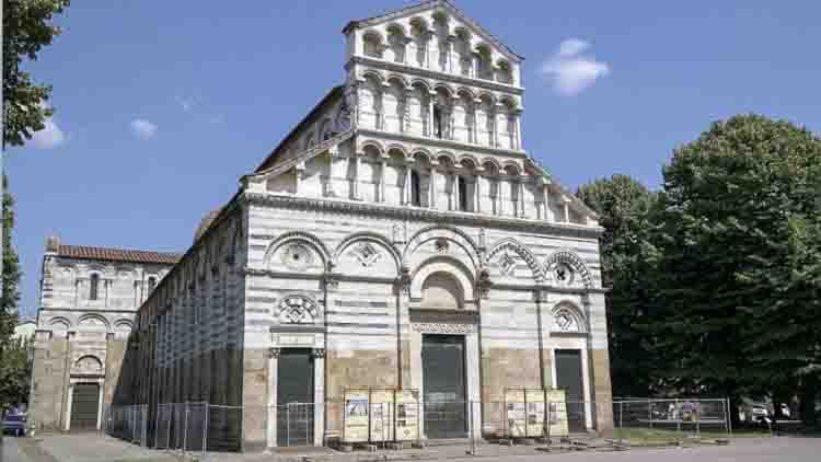 La Iglesia de San Paolo a Ripa d'Arno es conocida localmente como el "Duomo vecchio" (antigua catedral). Se encuentra en el extremo occidental del casco antiguo de Pisa, al sur del río Arno, que pasa cerca de él de ahí el nombre de "Ripa d'Arno".