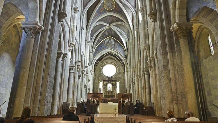 La Archabbey de Pannonhalma vista de la nave central