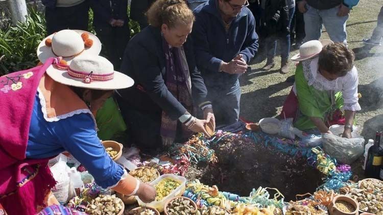 Turistas entregan ofrendas a la Pachamama (Diario Crónica)