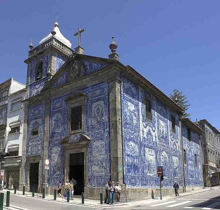 Situado a la salida de la estación de metro de Bolhão, sobre Rua Santa Catarina, la Capilla da Almas es el edificio religioso que seduce por su exterior. La fachada del templo está completamente cubierta de azulejos. El interior es menos interesante o para ser más precisos, más bien clásico. Sin embargo, no te pierdas esta capilla para disfrutar de los azulejos pintados a mano en varios tonos de azul sobre un fondo blanco. Cada mosaico individual es, por derecho propio, una obra de arte. Pero cuando se multiplica por 15.947 – el número total que se pueden encontrar en la Capilla – todo el templo se convierte en un enorme lienzo en la ciudad de Oporto.